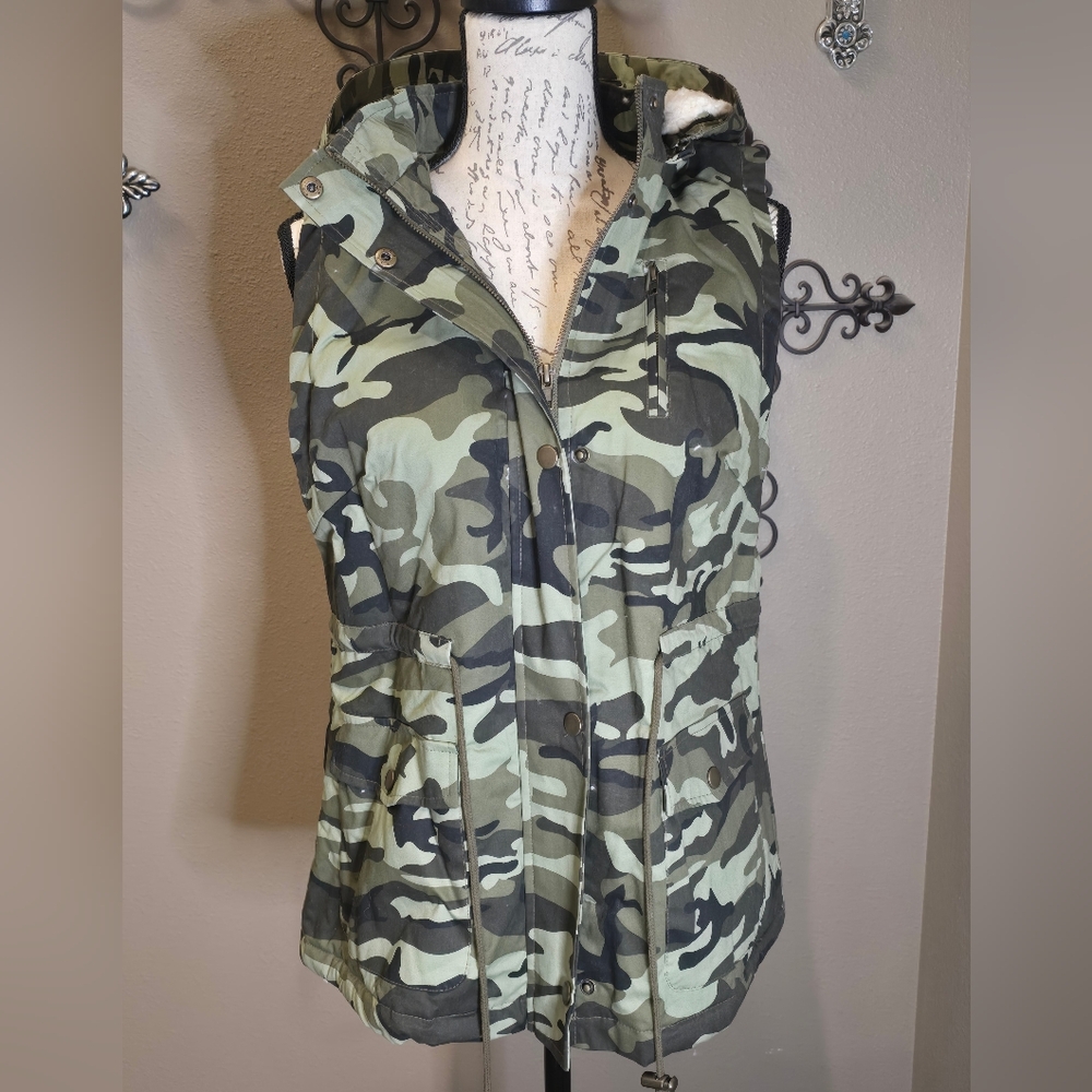Camouflage Hooded Utility Vest